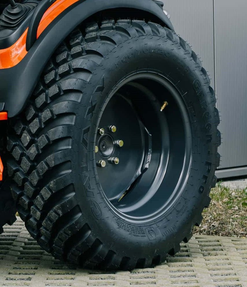 Tafe Kommunalbereifung vorne 215/65 R14, hinten 300/70 R20 – Bild 2